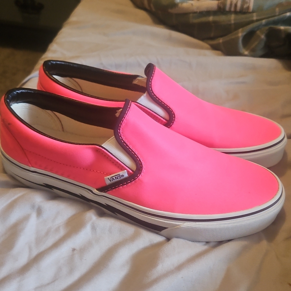 Vans Unisex  Vibrant Pink Slip-On Sneakers. Size 9 Womens 10 1/2 Mens